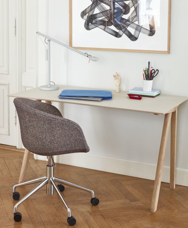 Hay CPH90 bureau 130x65, gelakt eiken, off white linoleum