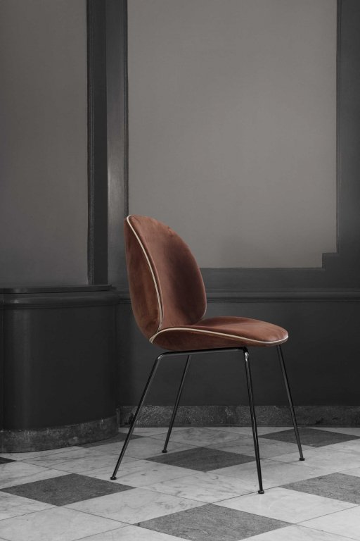 Gubi Beetle stoel, onderstel zwart, leer zwart, biezen zwart