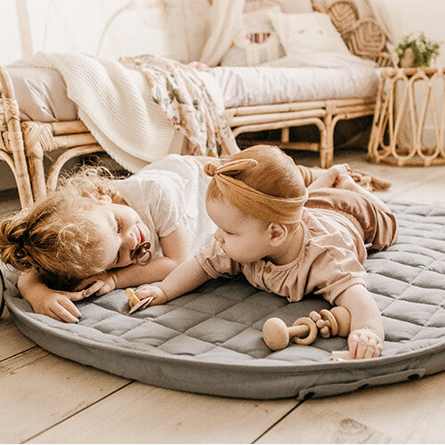 play&go baby speelkleed en draagtas noomad soft - meadow green