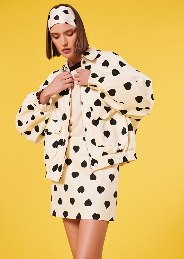 Blouson Bobbyécru à motif coeur noir