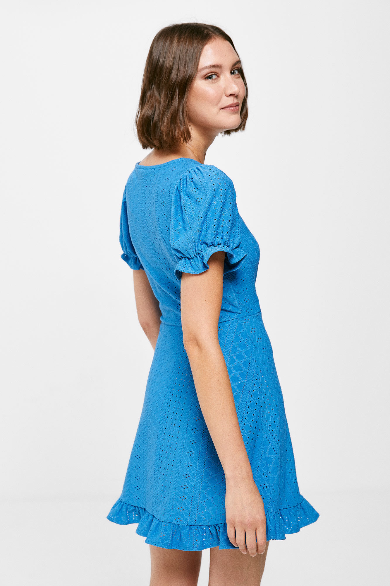 Vestido curto bordado suíço