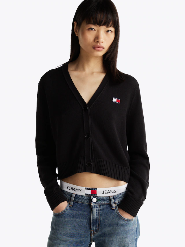 Tommy Jeans Curve Strickjacke »TJW ESSENTIAL BADGE CARDIGAN EXT«, in Grossen Grössen, Logo-Badge