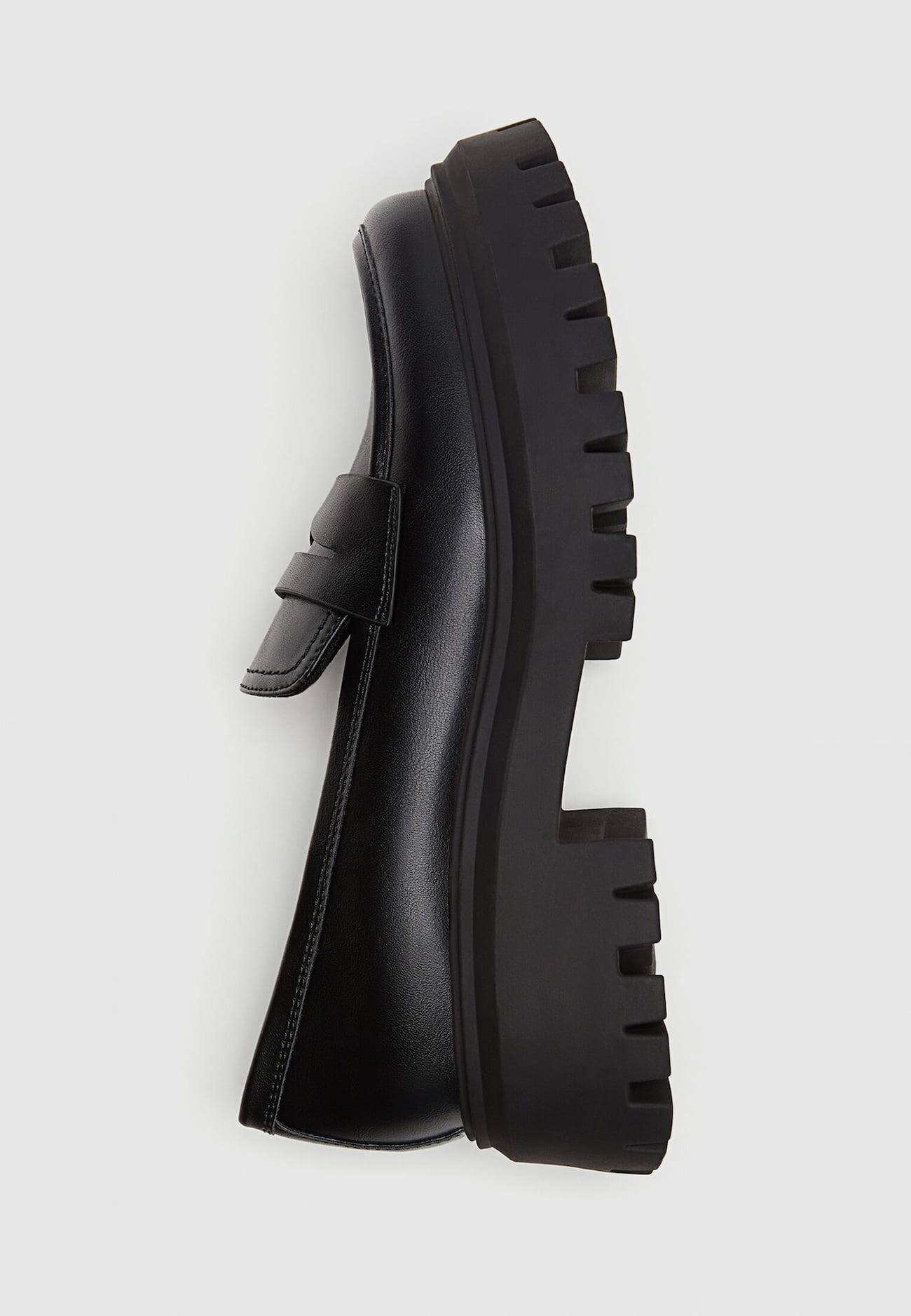 Mocassins pretos com solado tratorado