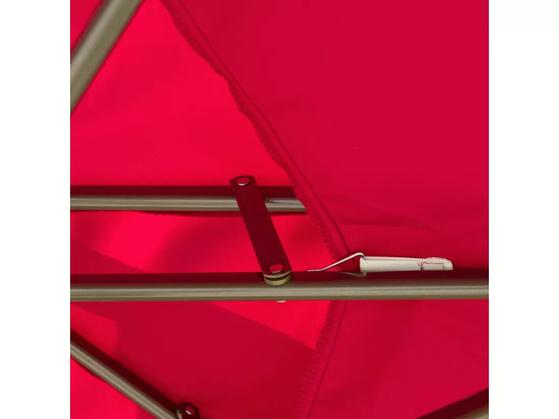 Parasol déporté octogonal inclinable manivelle Ø 2,65 x 2,45H m acier époxy polyester rouge