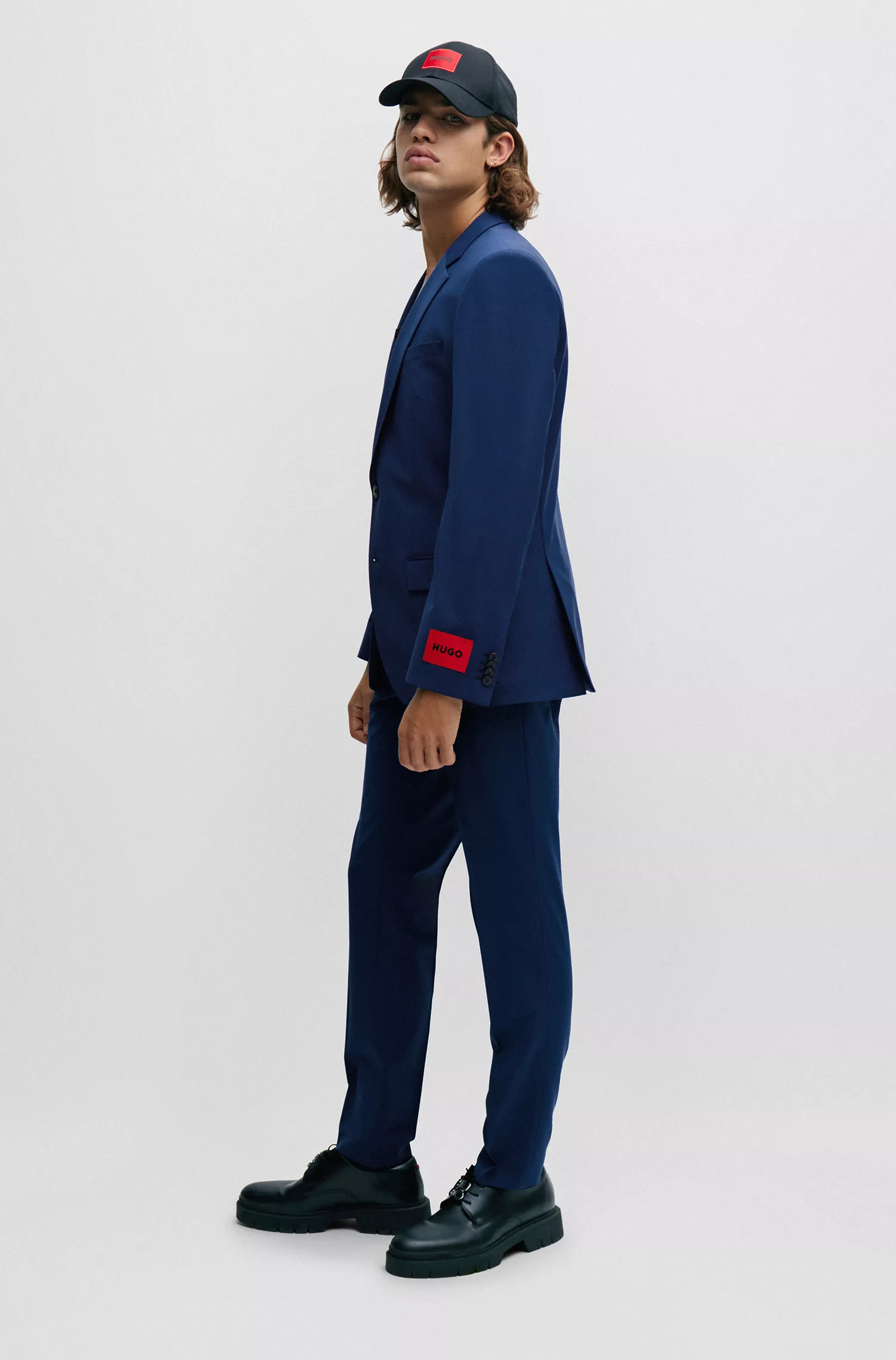 Terno HUGO vermelho, corte slim, em mistura de lã elástica de alta performance.