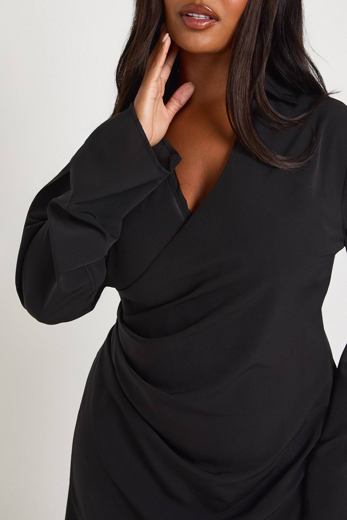 boohoo Robe Mini Drapée Grande Taille avec Détail Enveloppant Tissé