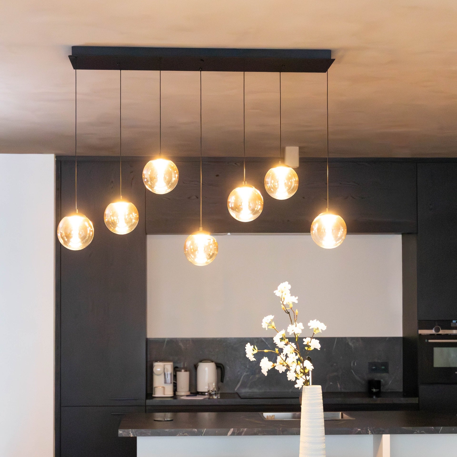 Atmooz Monza 7 Hanglamp â 120x40cm â Zwart â 7 Pendels â Amber & Smoke