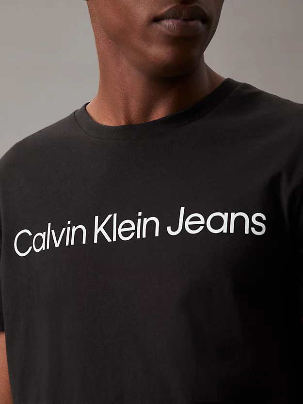 Camiseta de algodão orgânico de corte justo com logotipo.