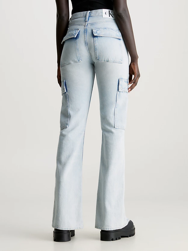Calça jeans cargo boca de sino com fenda na barra.