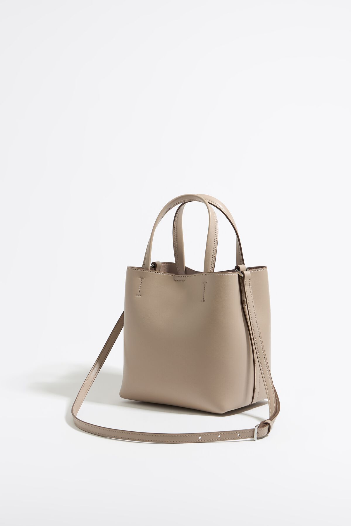 Bolsa pequena Chihuahua em couro cinza claro.