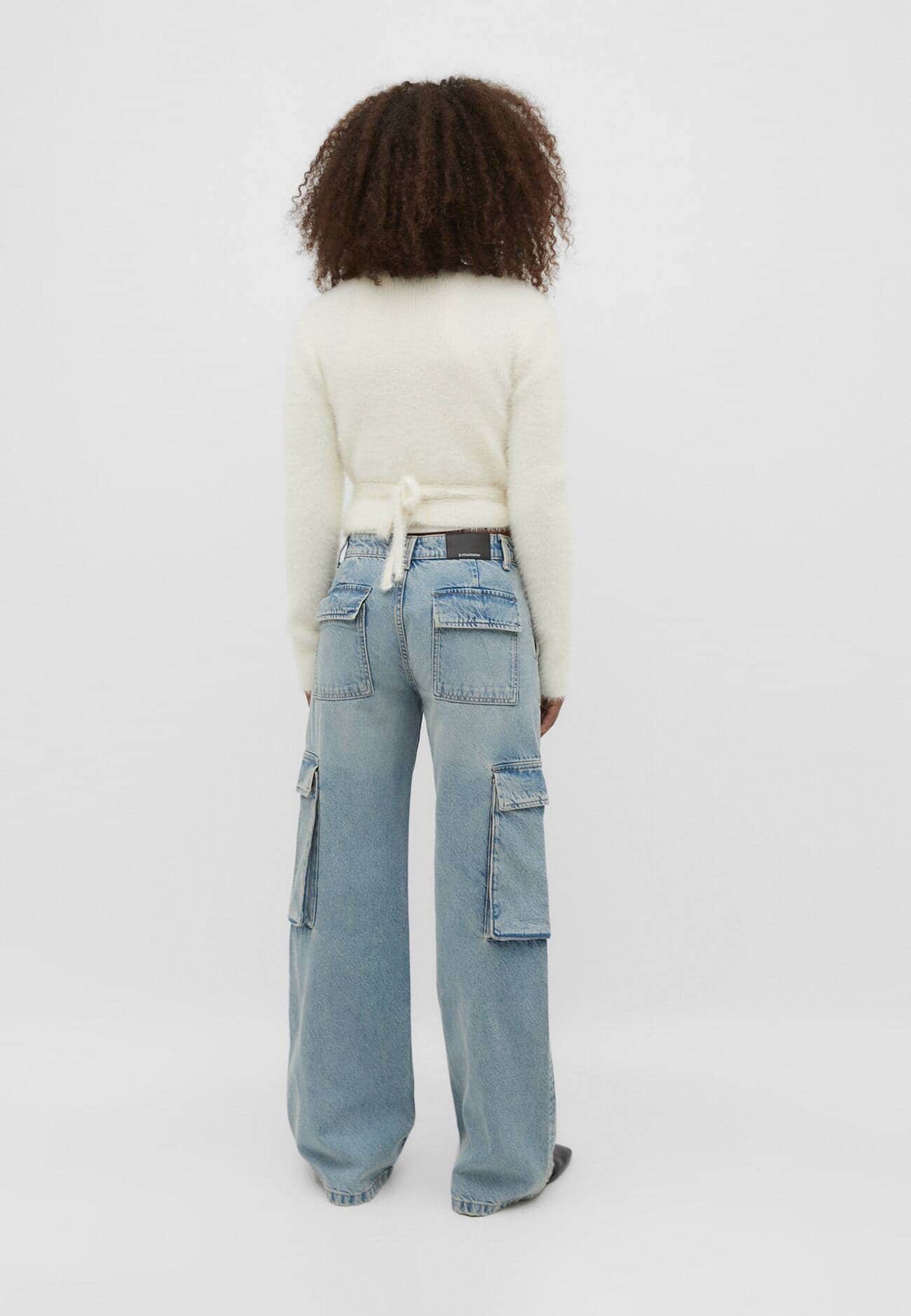 calça cargo de perna larga e corte reto