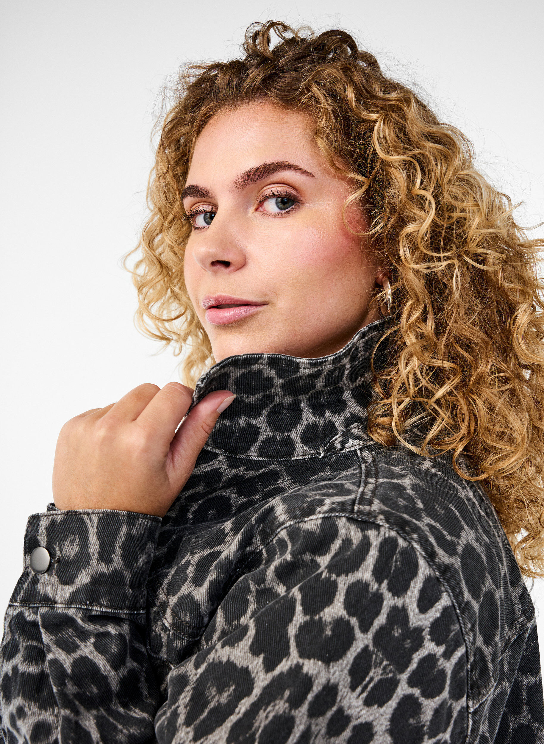 Denimskjorte i leopardprint med knapper