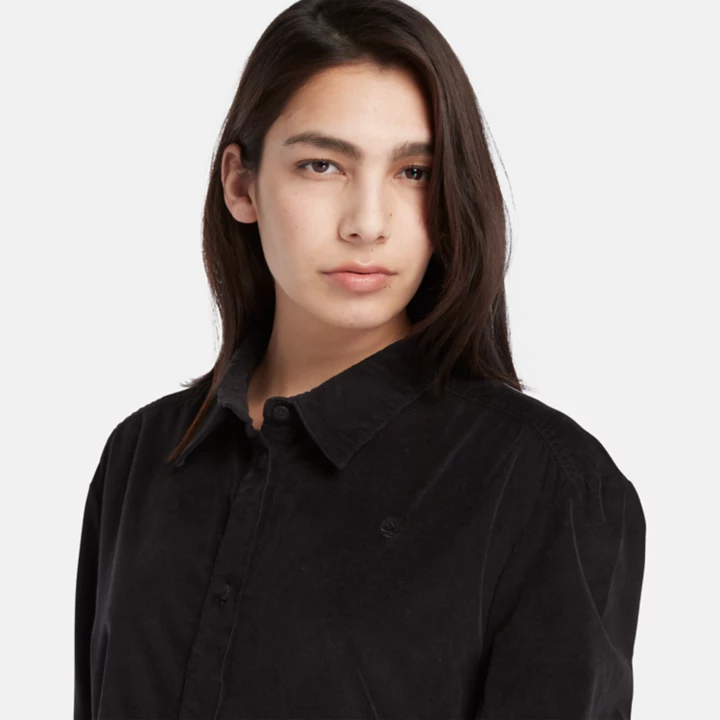 Vestido de veludo cotelê agulhado para mulheres na cor preta.