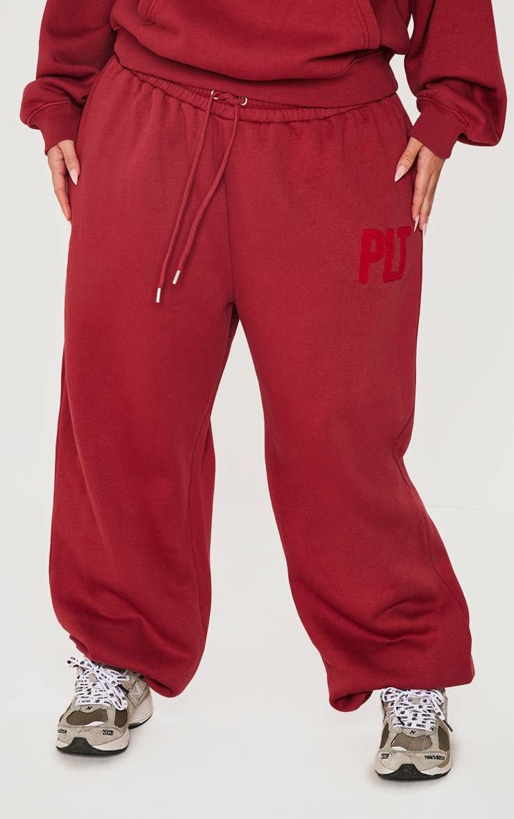 Rouge Foncé Prettylittlething Plus Jogging À Revers Avec Appliqués Imitation Peau De Mouton
