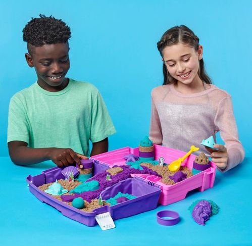 Kinetic Sand Shimmer – Zeemeerminkoffer – 907g origineel kinetisch zand in 3 kleuren met 6 vormen en 1 schep