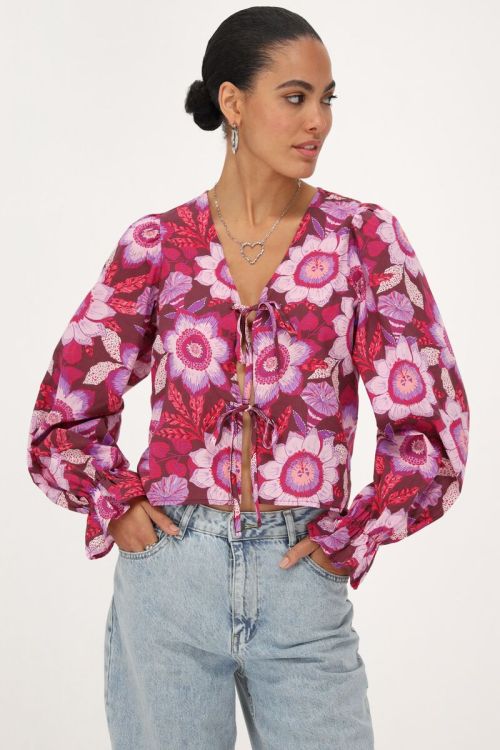 Bruine top met strikjes en roze bloemenprint