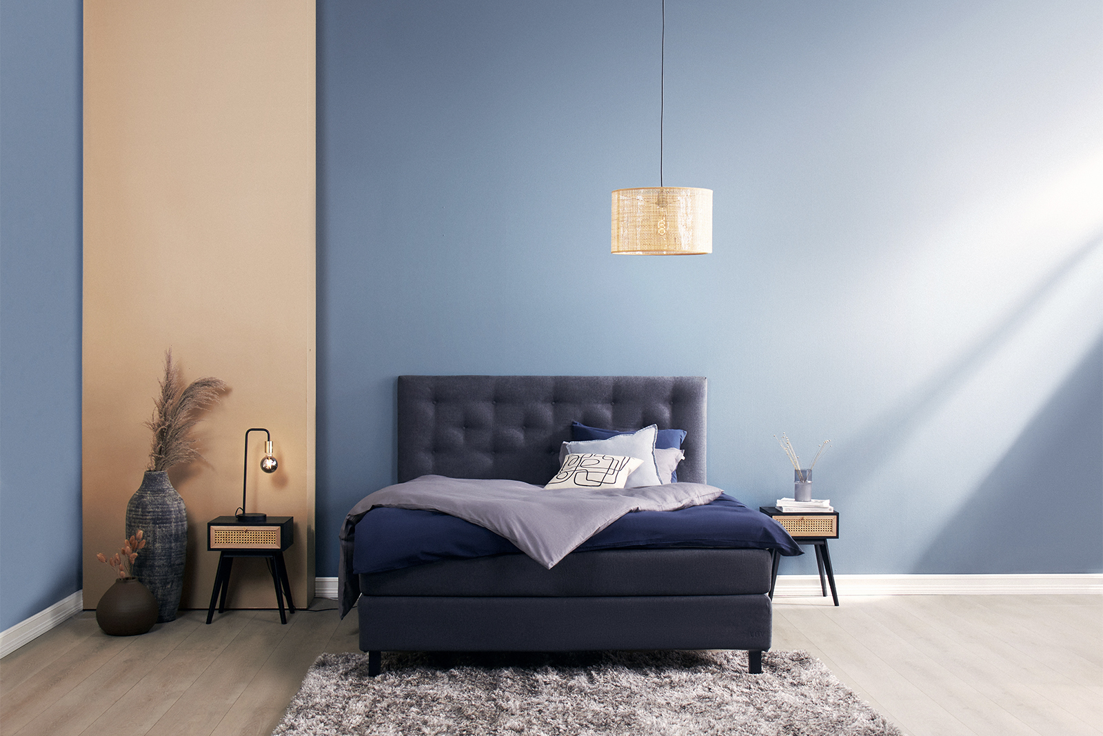 Komfort 5 kontinentalseng 180x200 cm i tekstil Primo mørk grå 96 med medium/fast fasthet, Komfort 5 overmadrass og firkantet sorte ben 15 cm