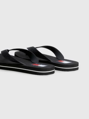 Chinelo com logotipo em relevo
