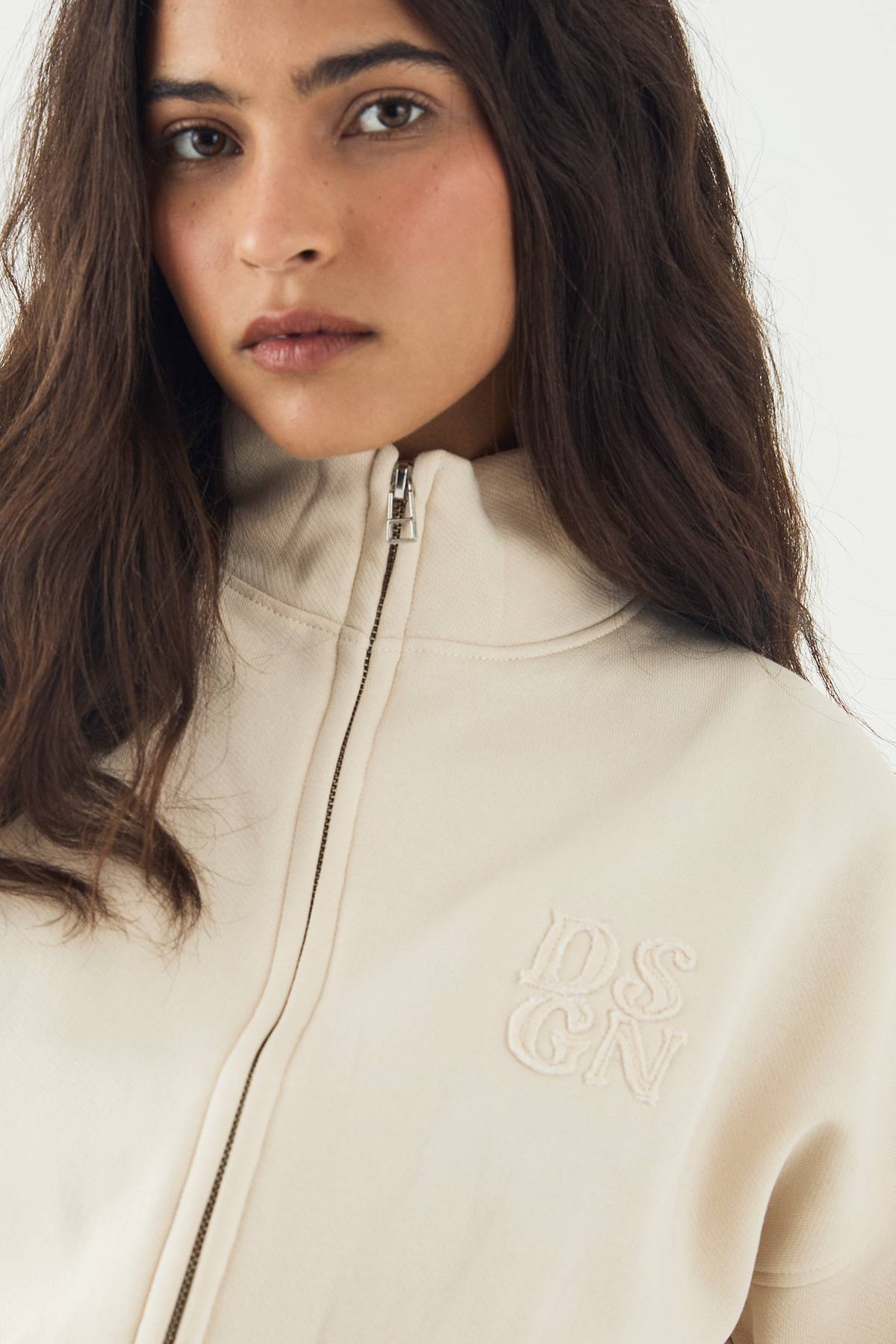 Sweatshirt DSGN Studio à Col Cheminée Zippé avec Appliqué en Tissu Assorti
