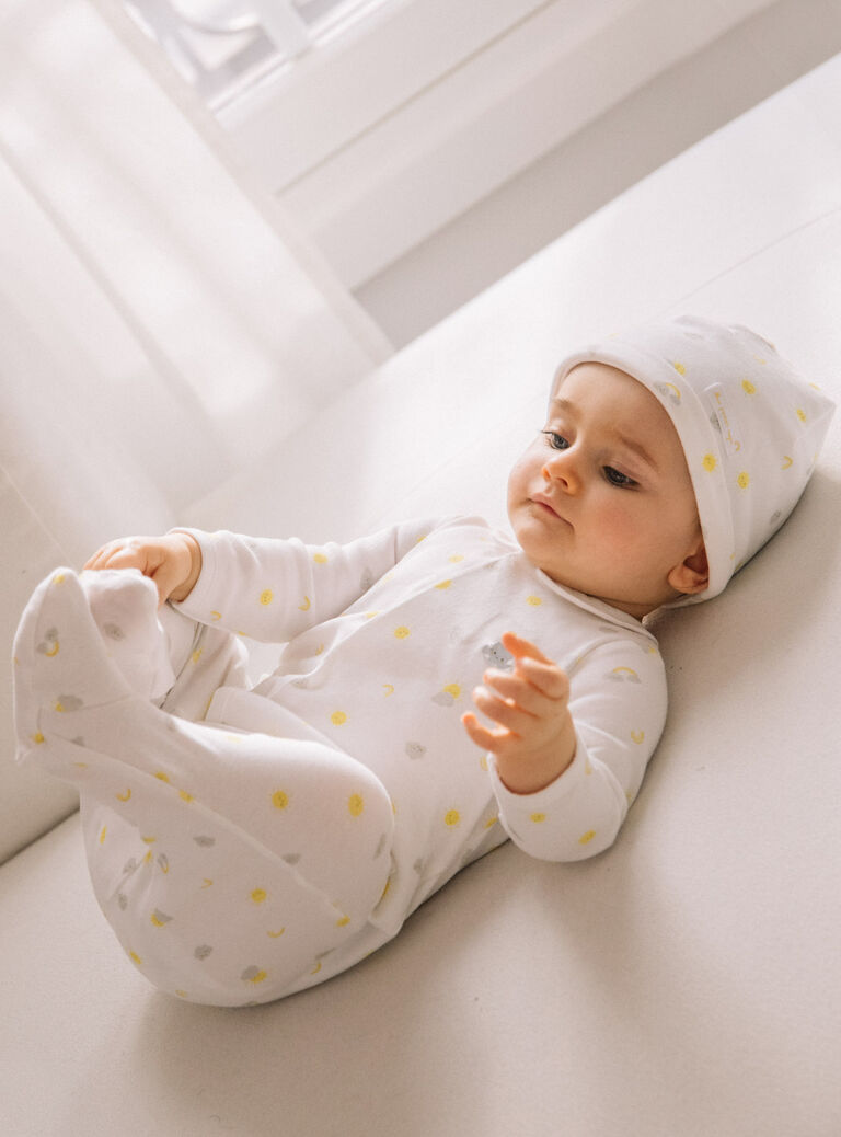 Pyjama et bonnet de naissance blancs à imprimé nuages et soleils