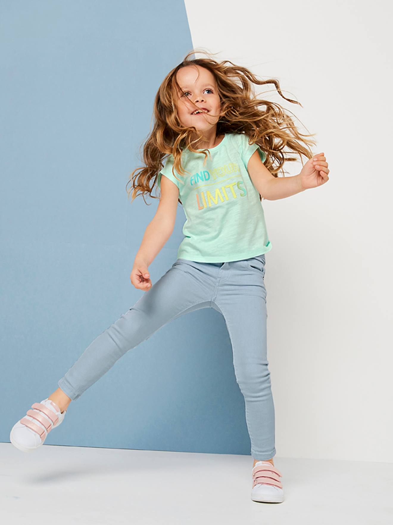 Camiseta feminina lisa verde-clara com mensagem e motivos de fantasia.