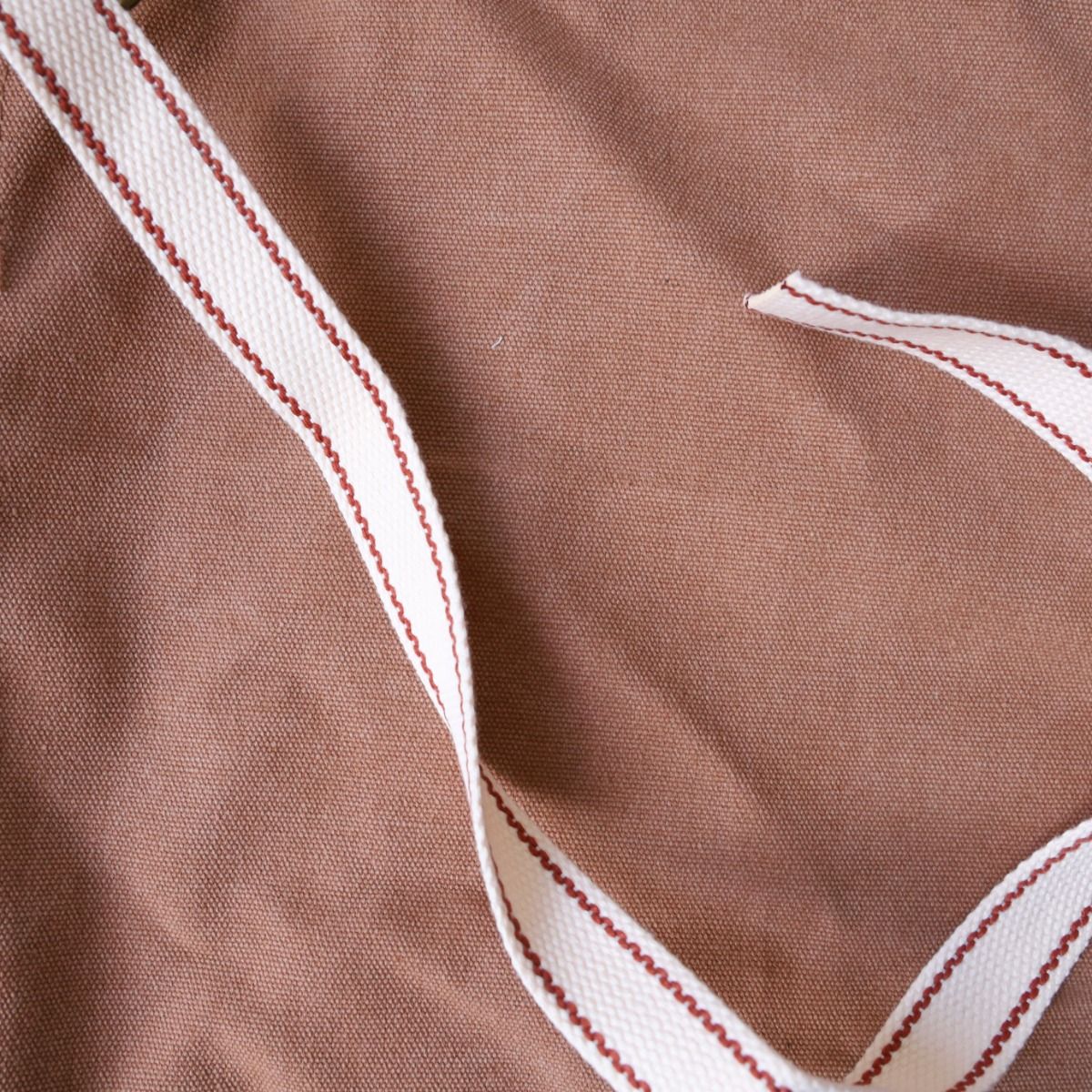 Tablier de cuisine marron .