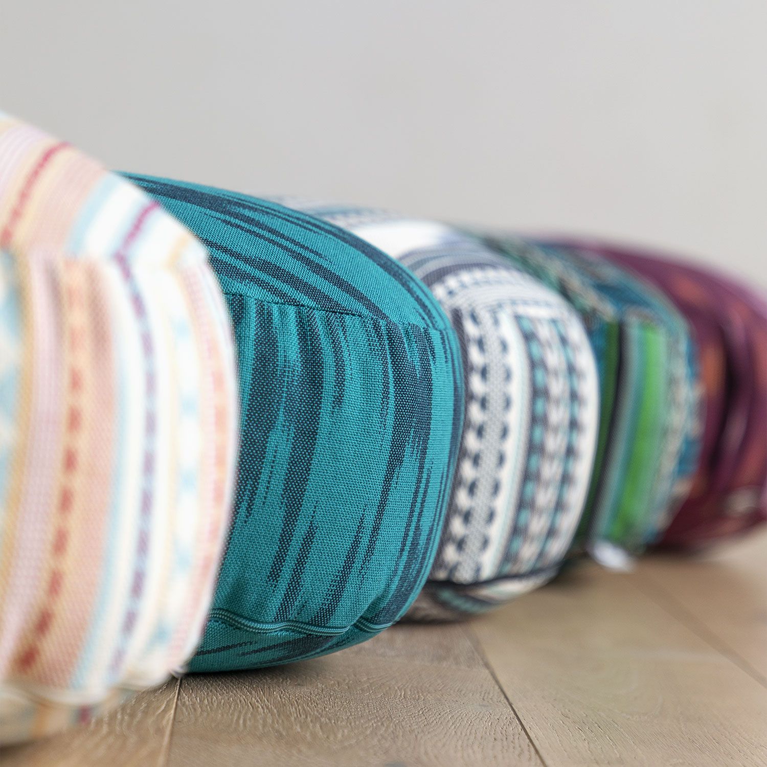 bodhi ETHNO Collection: Meditationskissen RONDO Ikat-Webstoff, weinrot gem., Dinkelhülsen