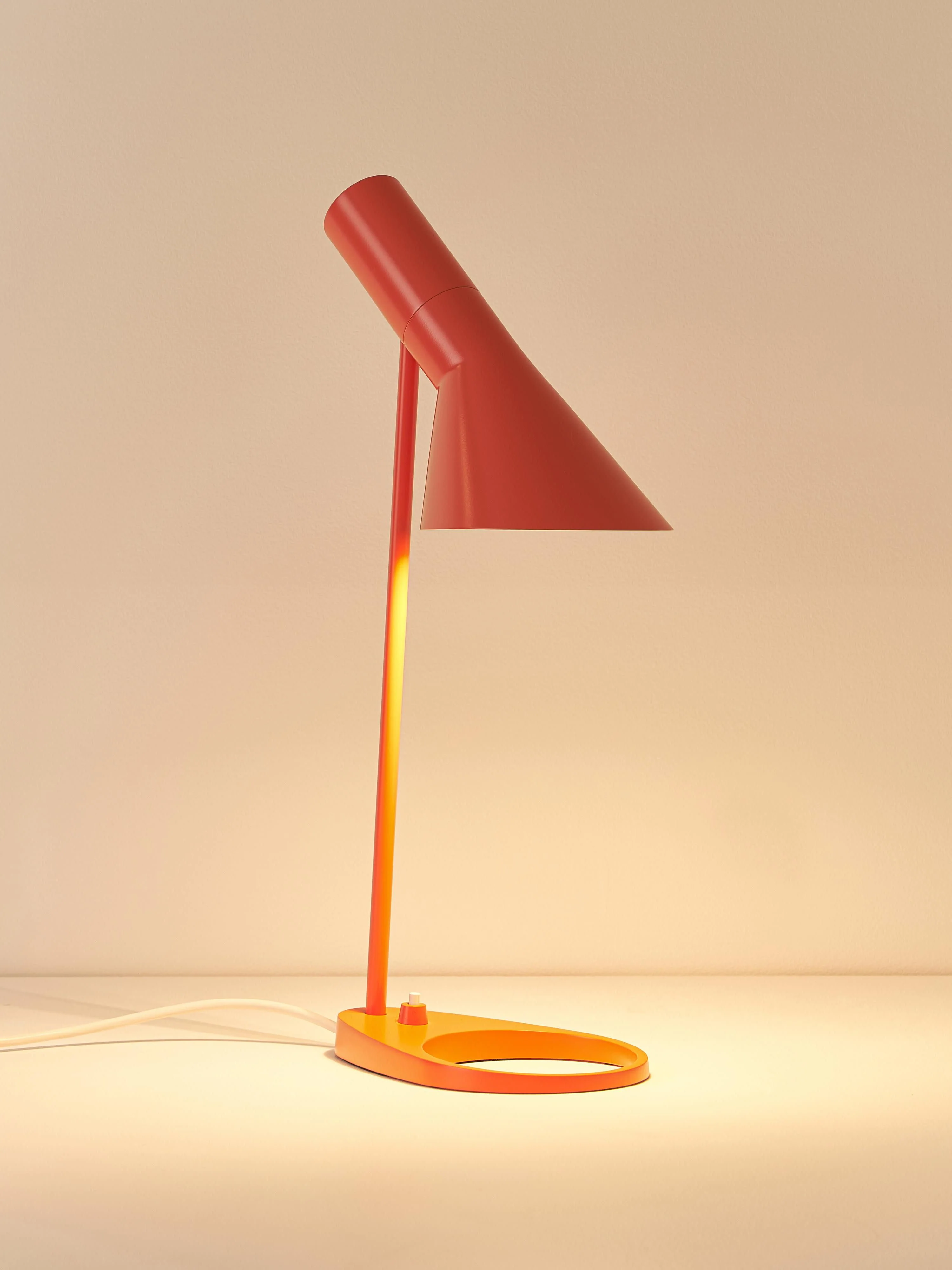 Bureaulamp AJ, in verschillende formaten