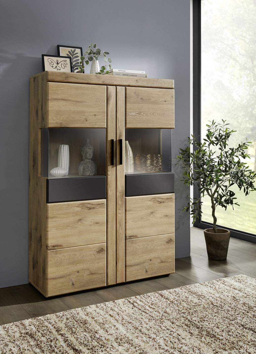 Vitrine mit anthrazitfarbenen Elementen