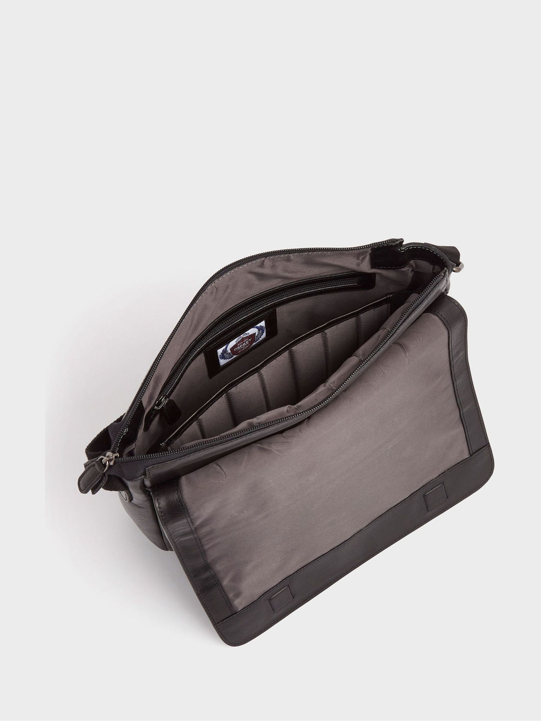 Zwart - OSPREY LONDON - The Brooks - Grote messenger-tas