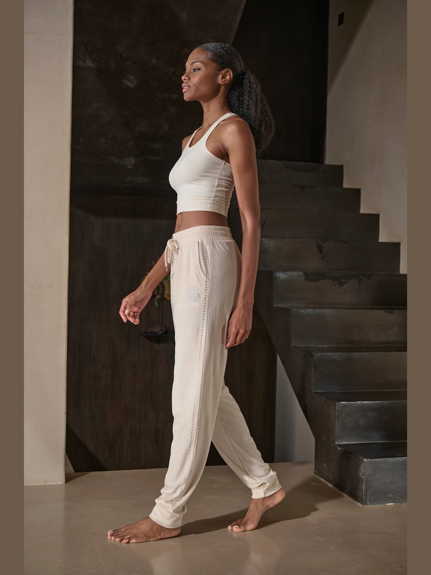 Pantalon en velours ras à la coupe étroite