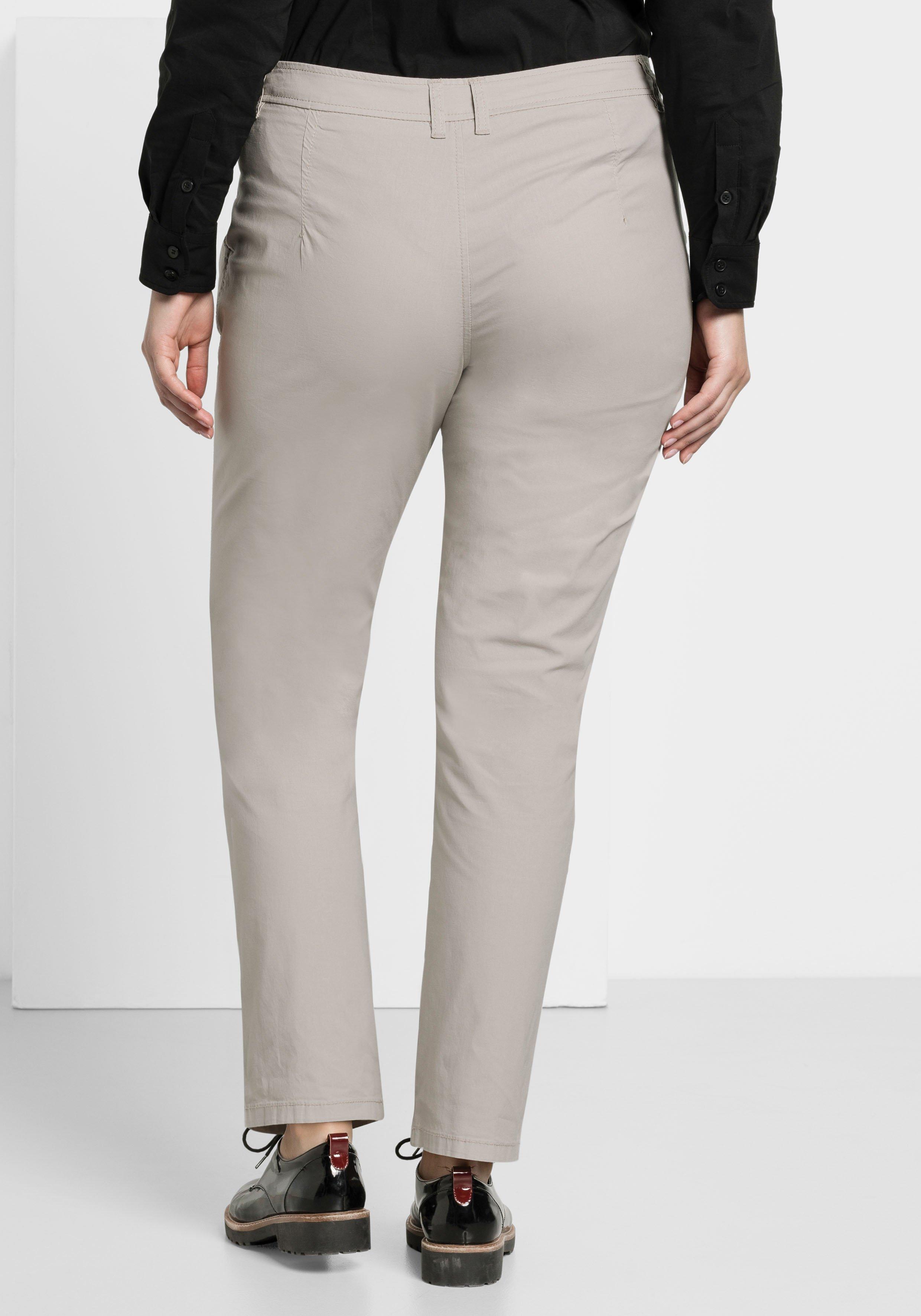 Schmal zulaufende Chinohose mit Bundfalten