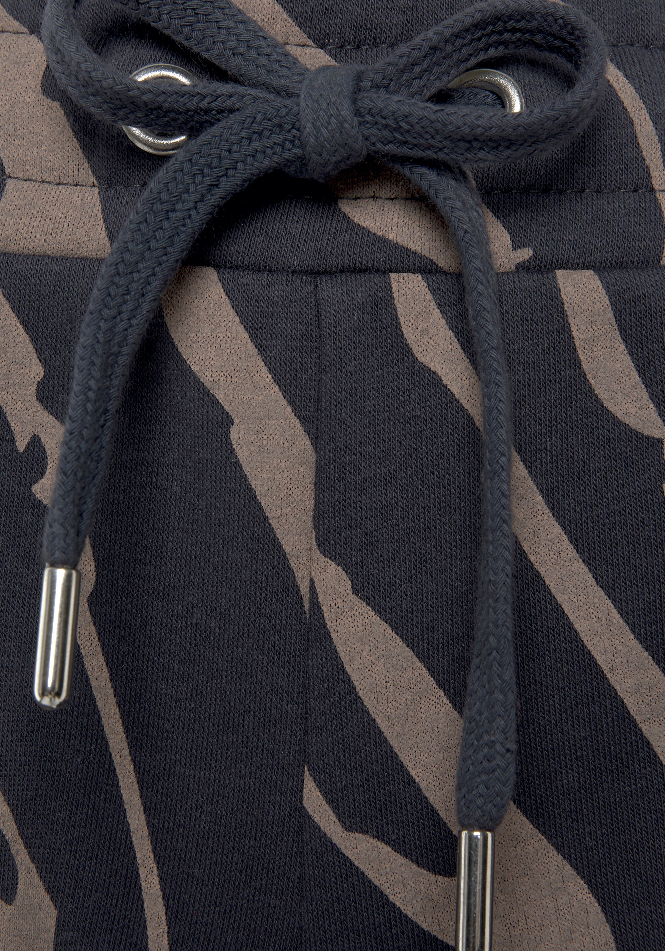 LASCANA Relaxshorts  mit seitlichen Taschen und Logostickerei, Loungewear