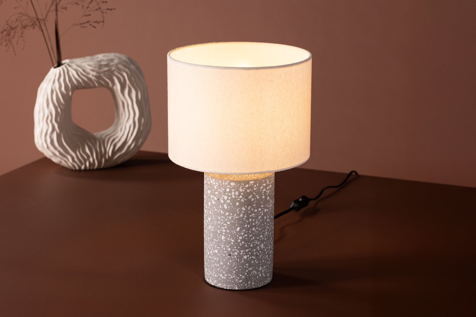Dijon bordlampe Grå fot, beige skjerm i tekstil