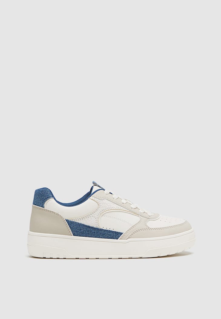 Tênis de denim contrastante