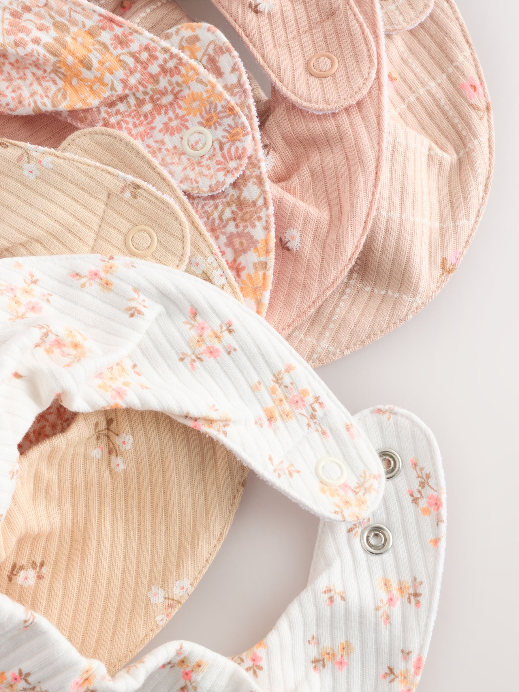 Abrikooskleur met fijne print - Set van 5 Dribble babyslabbetjes