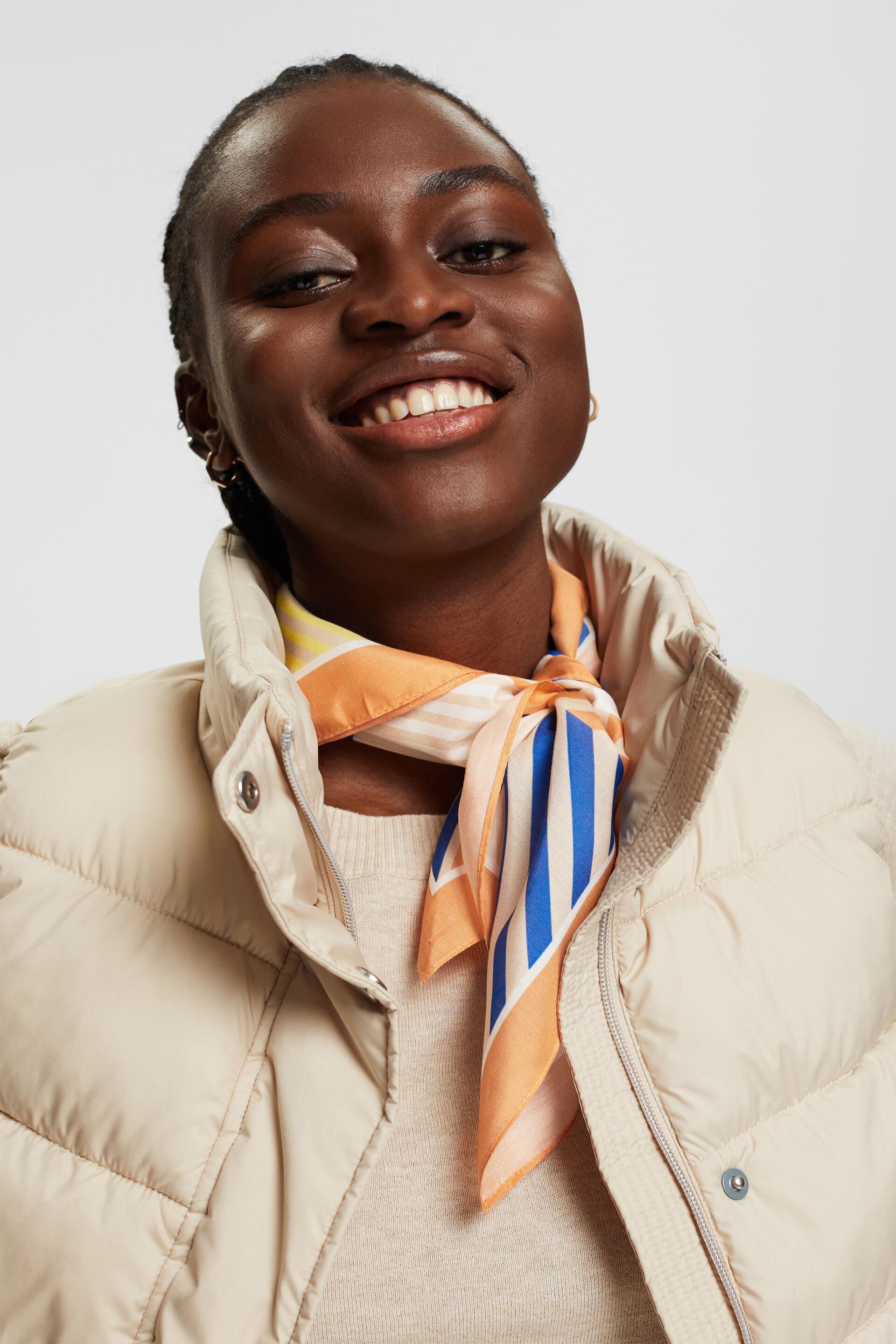 Foulard carré à teneur en soie animé d’un mélange de motifs