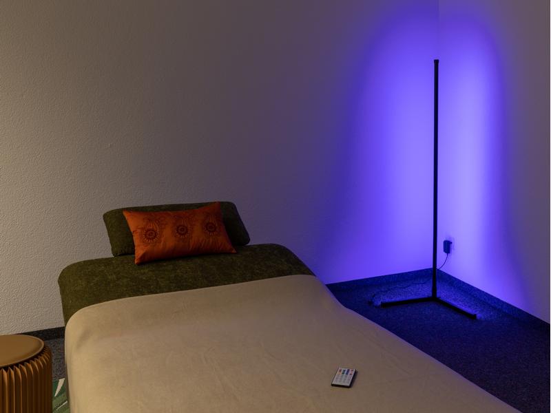 FTM Stehleuchte LED Ambilight, Triangle, RGBW, Schwarz Steuerbare Stehlampe mit variabler Farbtemperatur