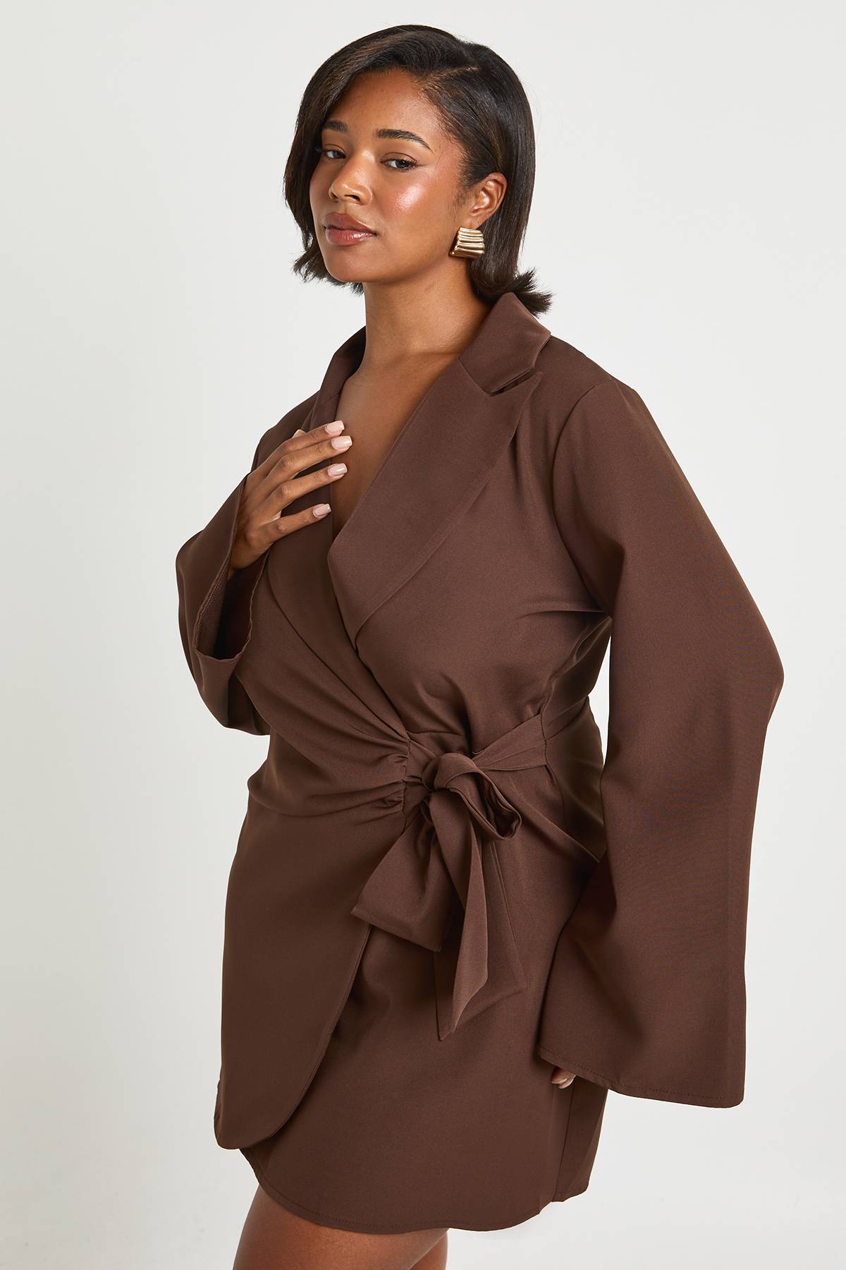 boohoo Plus robe blazer cintrée à nouer à la taille