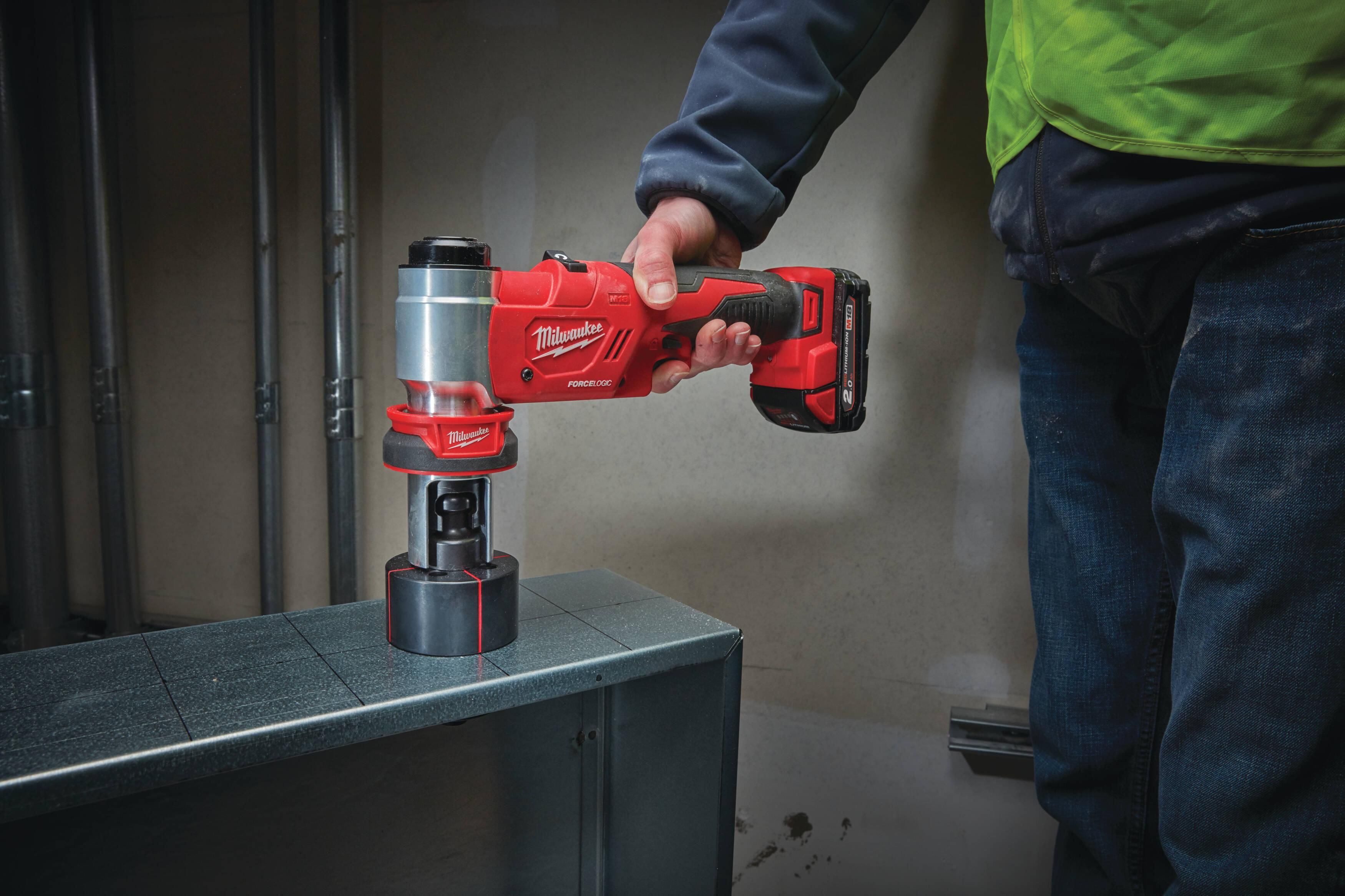 Milwaukee M18 HKP-201C Accu Hydraulische Ponsmachine FORCE LOGIC™ 18V 2.0Ah in koffer - 4933451202