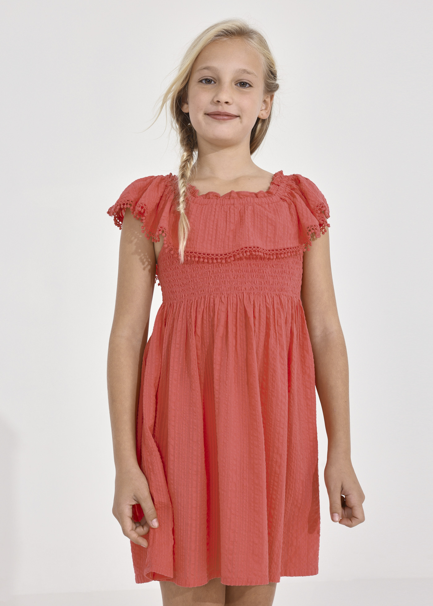 Vestido infantil de algodão com babados e detalhes franzidos