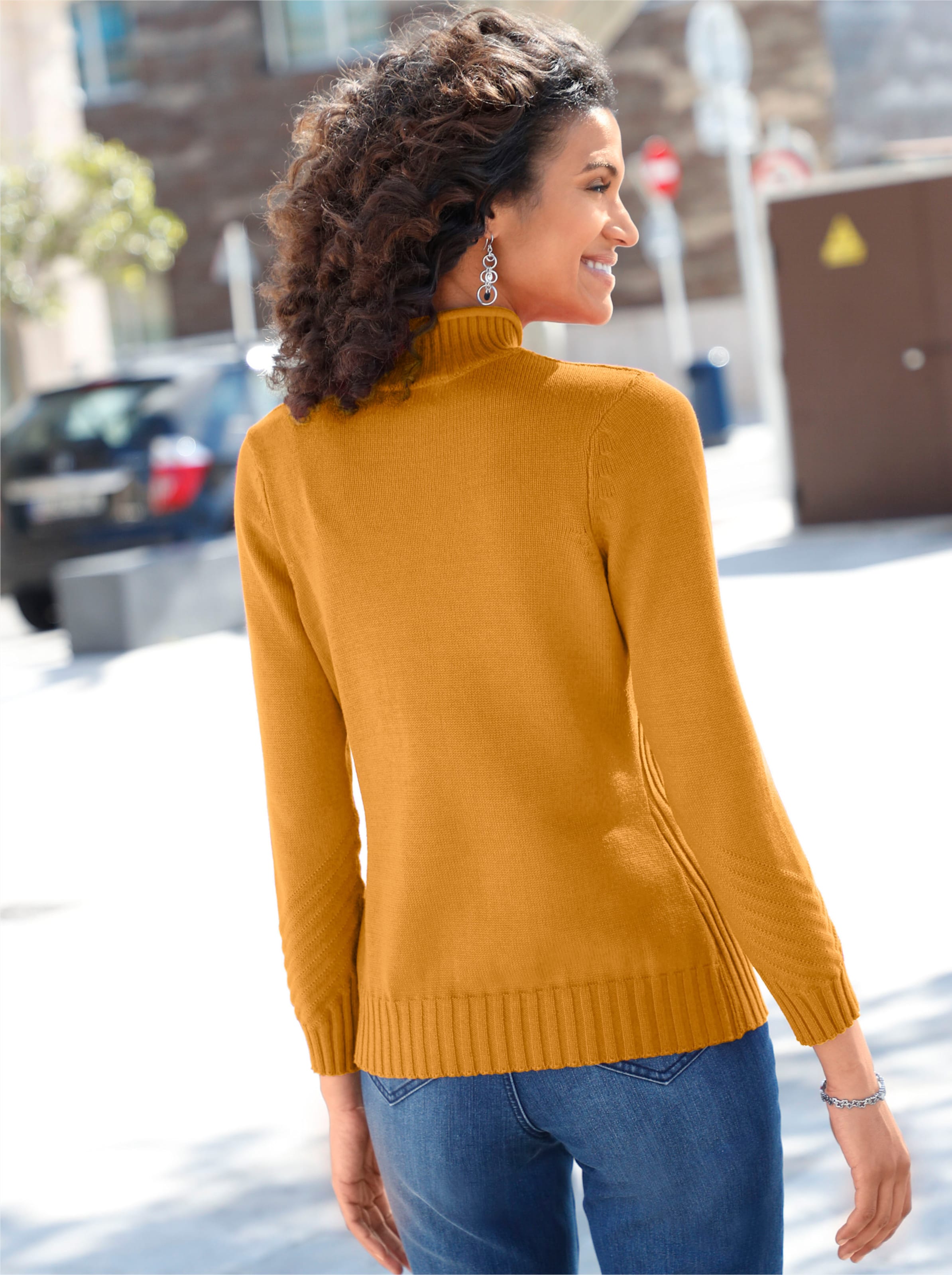Stehkragenpullover in curry
