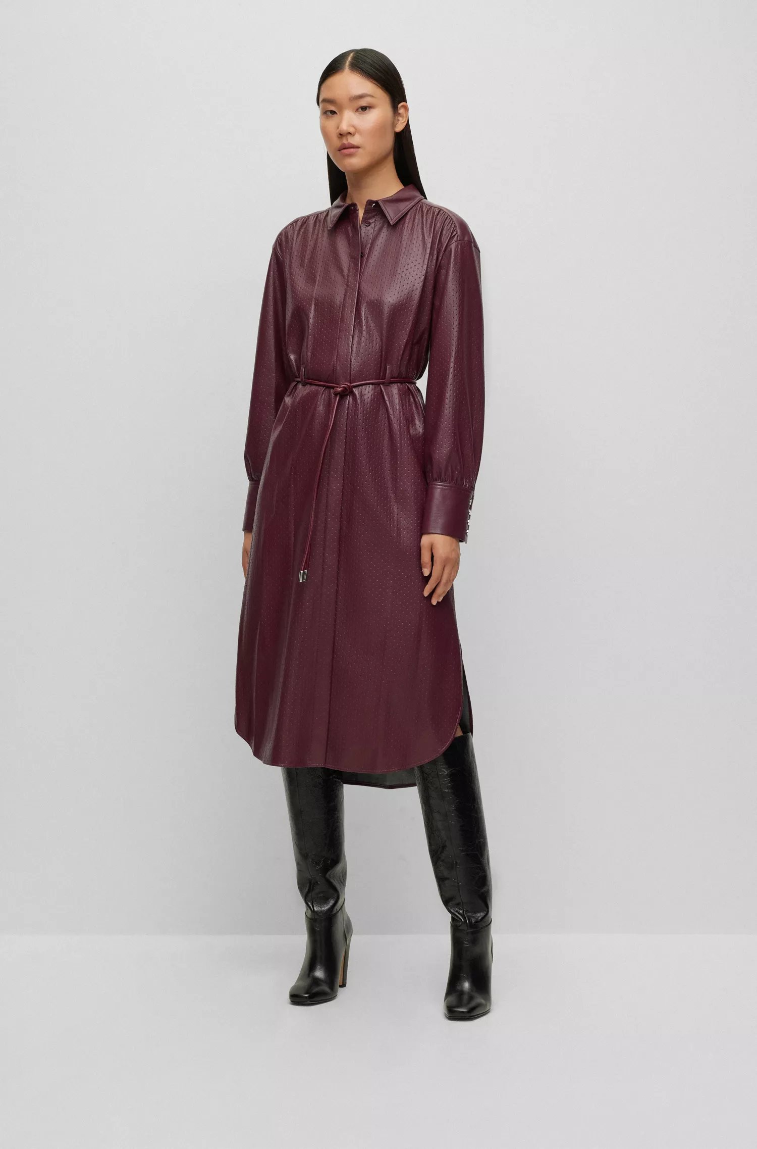 Vestido camisa BOSS preto, modelagem relaxada, em tecido texturizado.