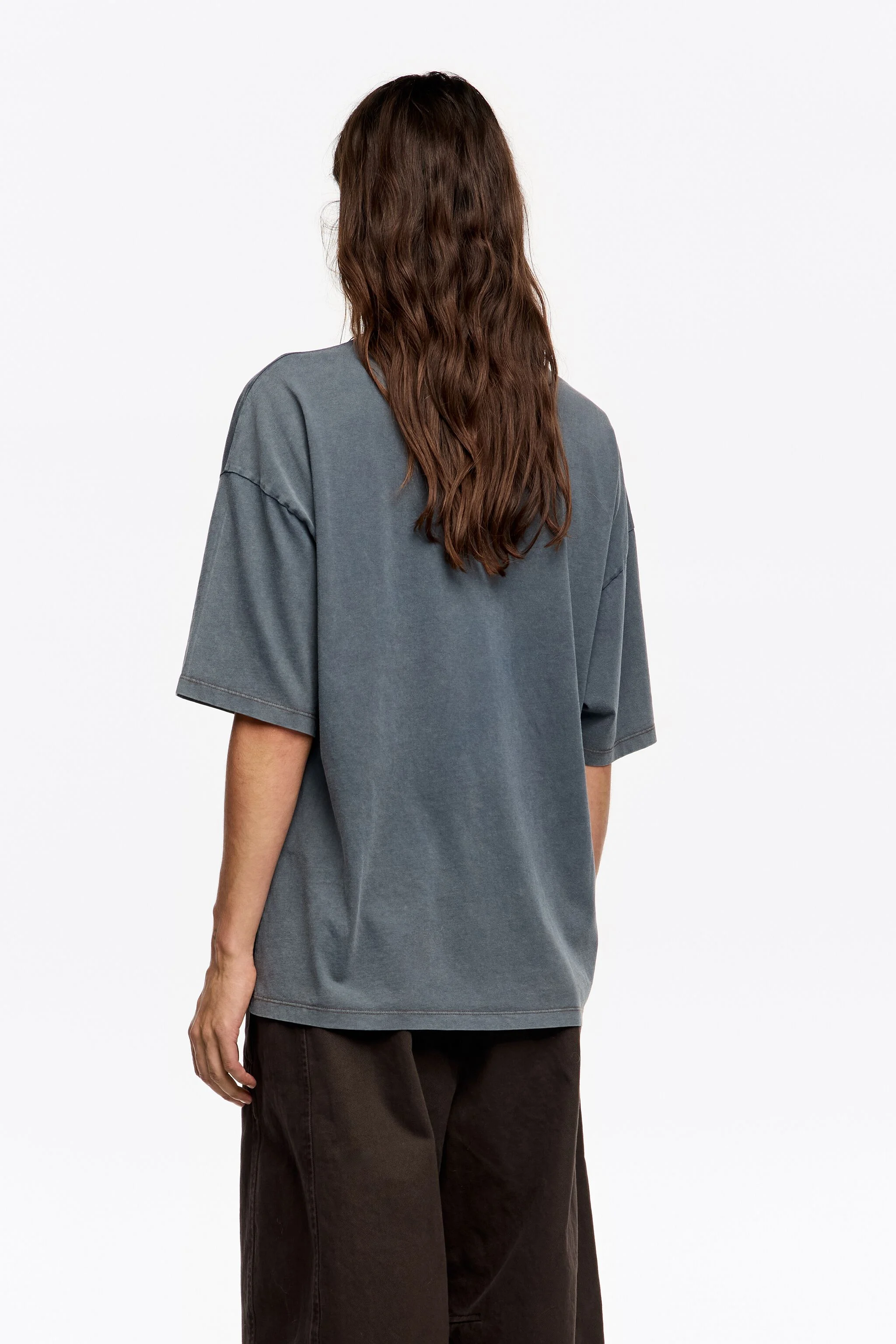 Camiseta com o logo de um dachshund em tons de cinza e azul