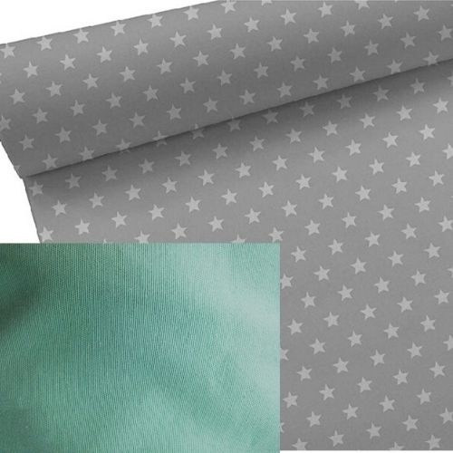 Cama tipi com tecido de estrelas personalizável e almofada verde.