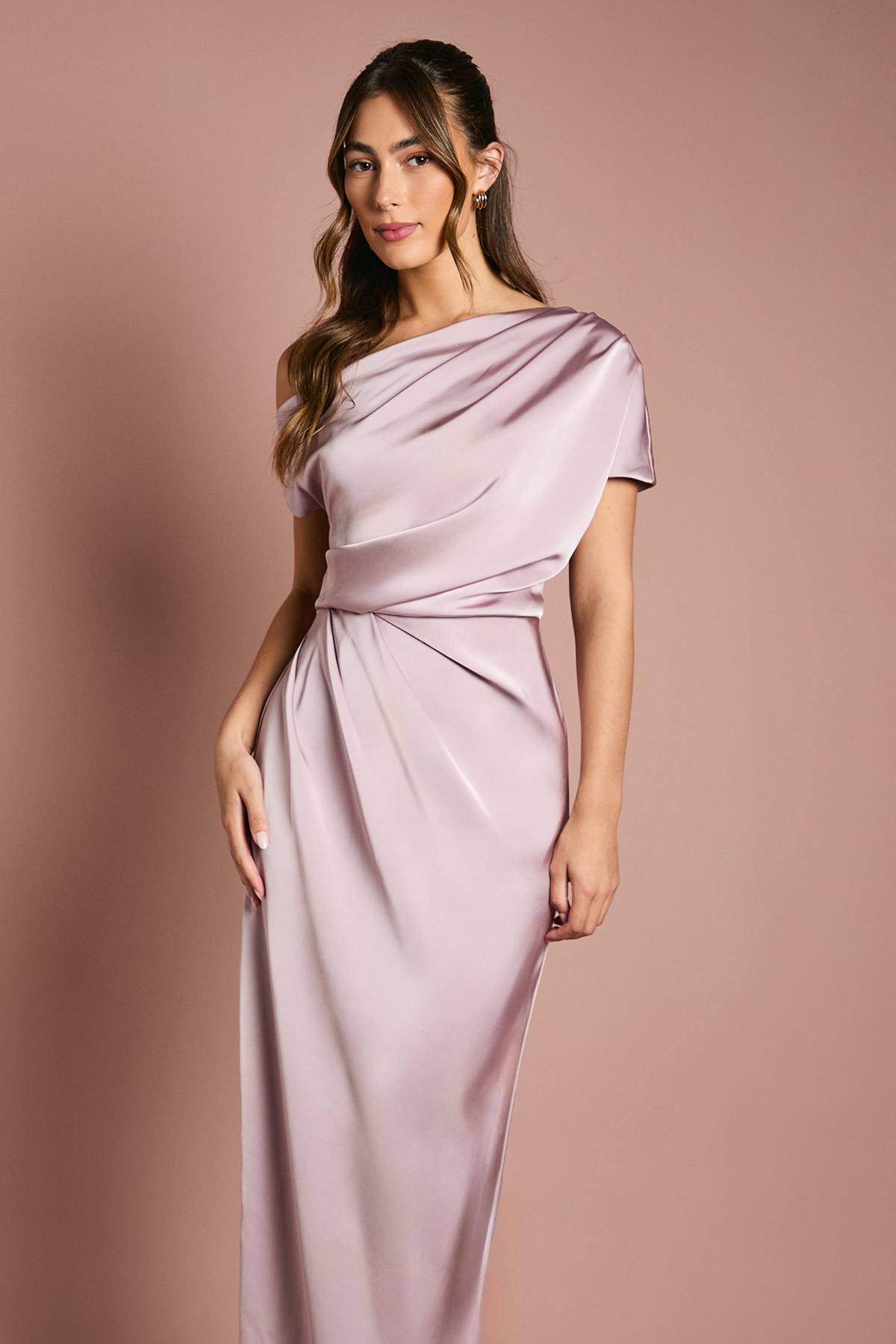 Coast Robe Longue de Demoiselle d'Honneur en Satin à Détails Froncés et Épaules Dénudées