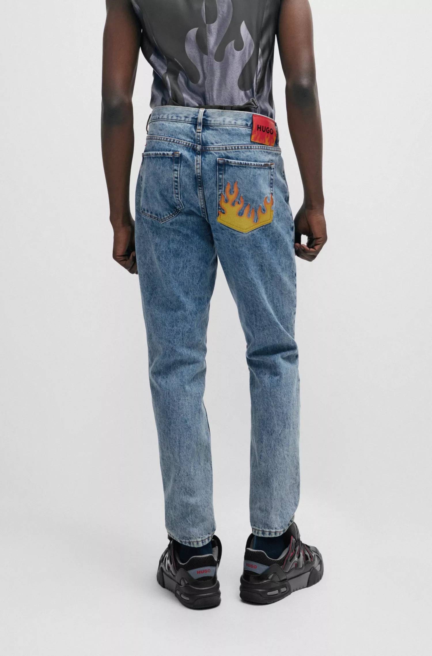 Calça jeans HUGO vermelha, corte afunilado, em denim rígido azul.
