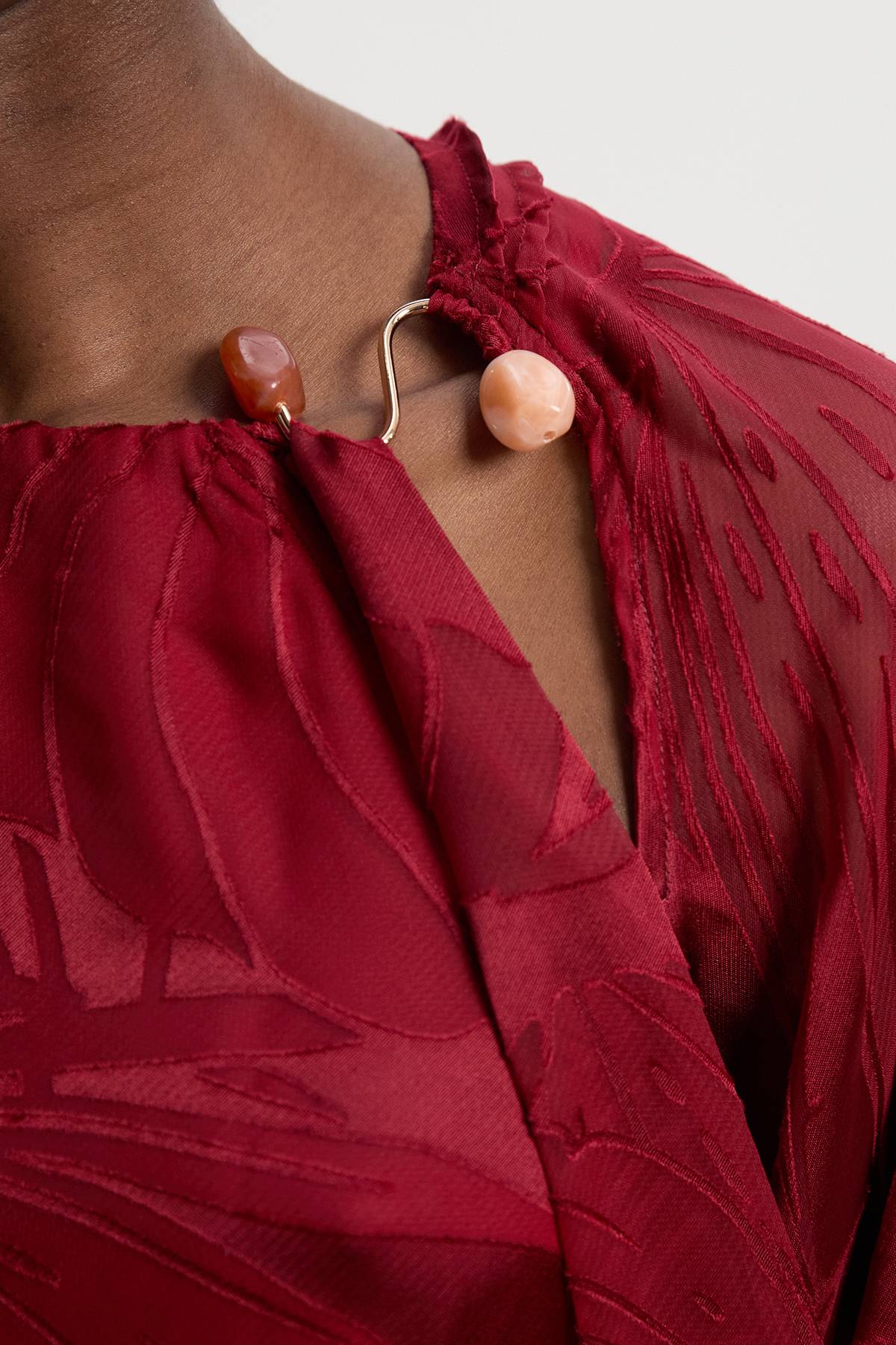 KarenMillen Blouse Tissée Dévorée à Manches Évasées avec Détail de Finition