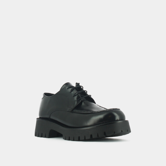 Derbies à lacets et semelles crantées  en cuir glacé noir