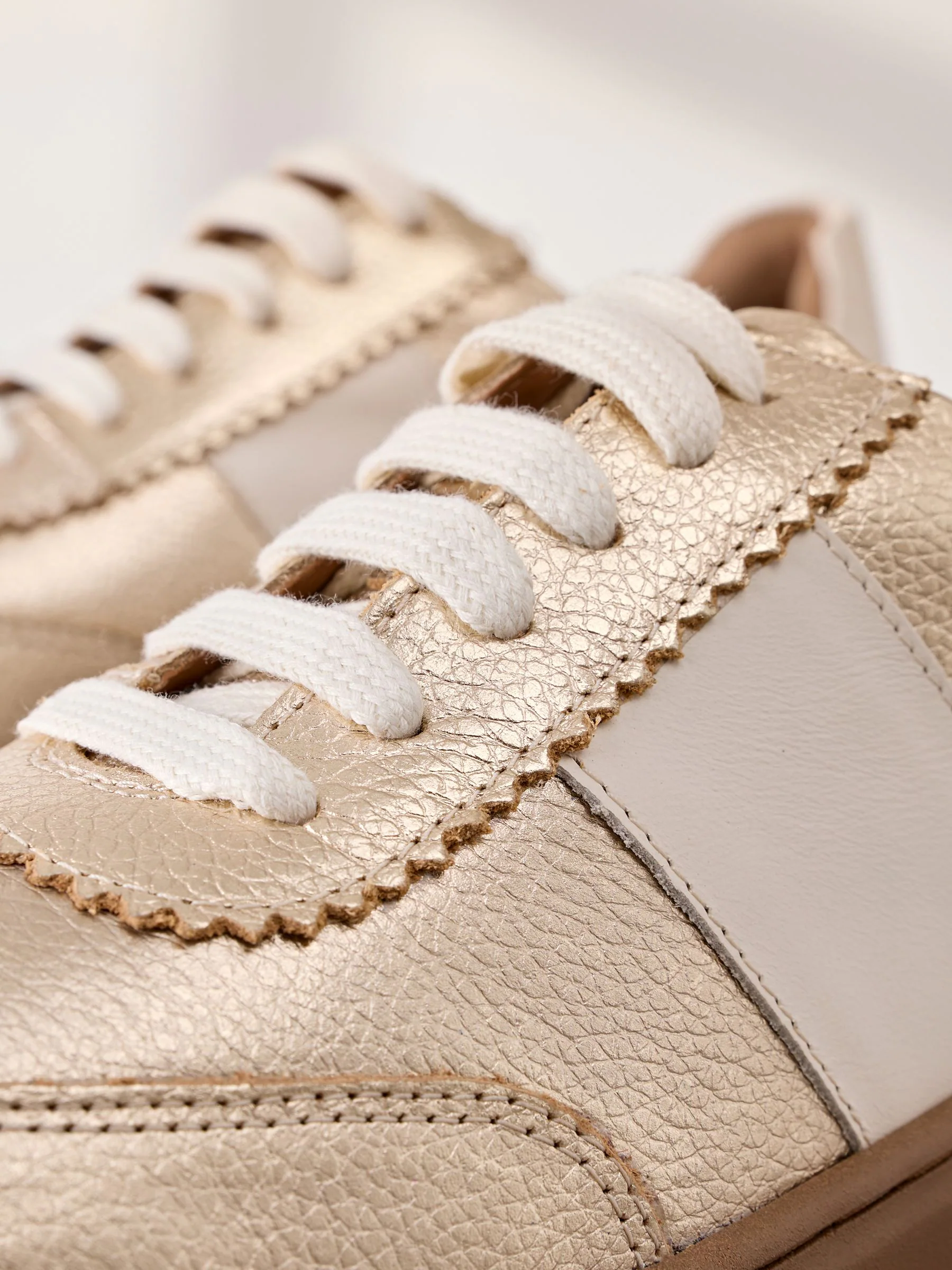 Goud - Signature premium leren sneakers met veters en grove sleehak